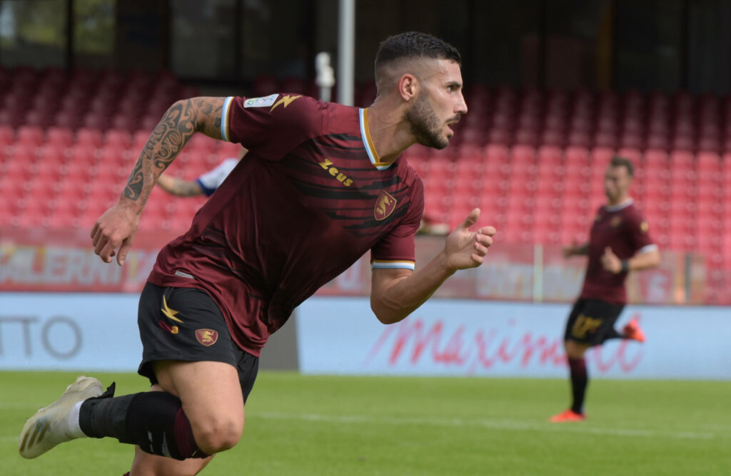 Gennaro Tutino festeggia dopo il gol del vantaggio della Salernitana. Photo Alessandro Garofalo - LaPresse