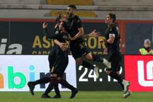 I giocatori della Salernitana festeggiano dopo il rigore realizzato da Djuric - Photo Paola Garbulo - LaPresse