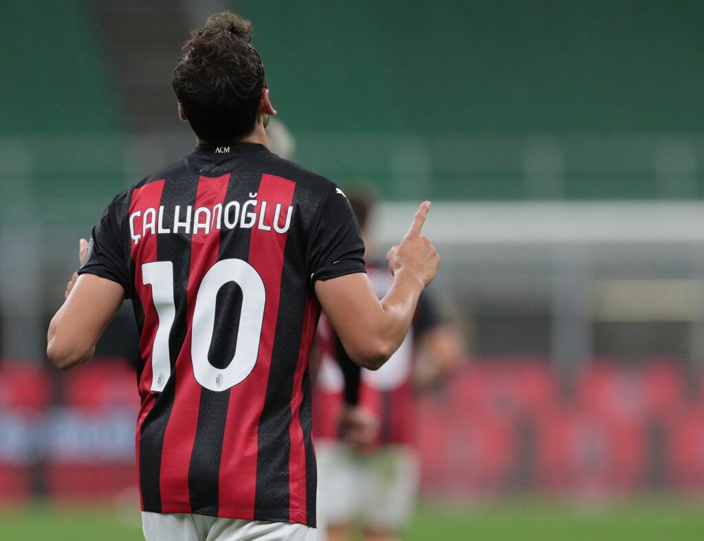 Milan, infortunio per Calhanoglu via da Milanello con le stampelle