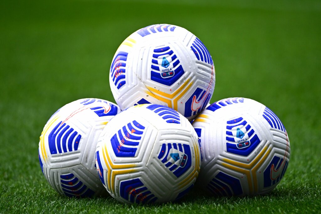 Stadi, sponsor e stipendi: il calcio italiano è vicino al collasso
