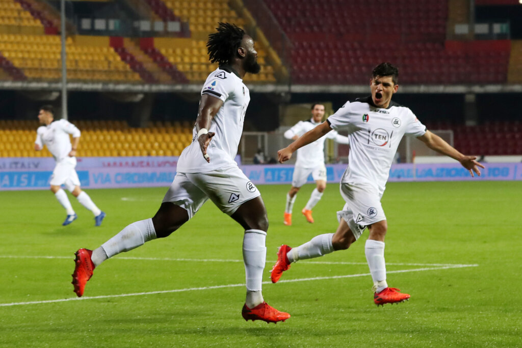 Cagliari e Spezia trionfano, per il Benevento è crisi nera