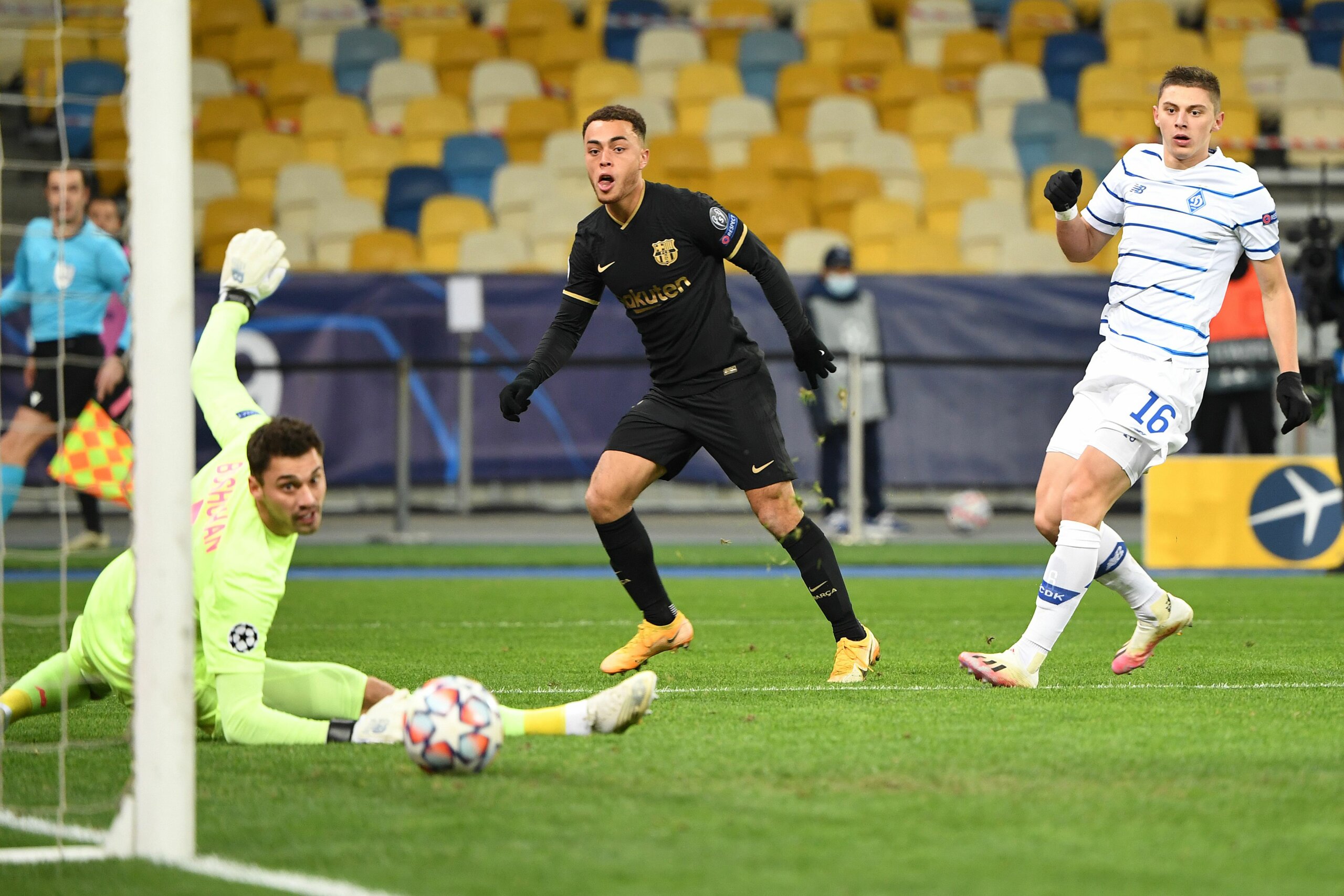 Dest apre le marcature contro la Dinamo Kiev. (Photo Sergei Supinsky via AFP via Getty Images)