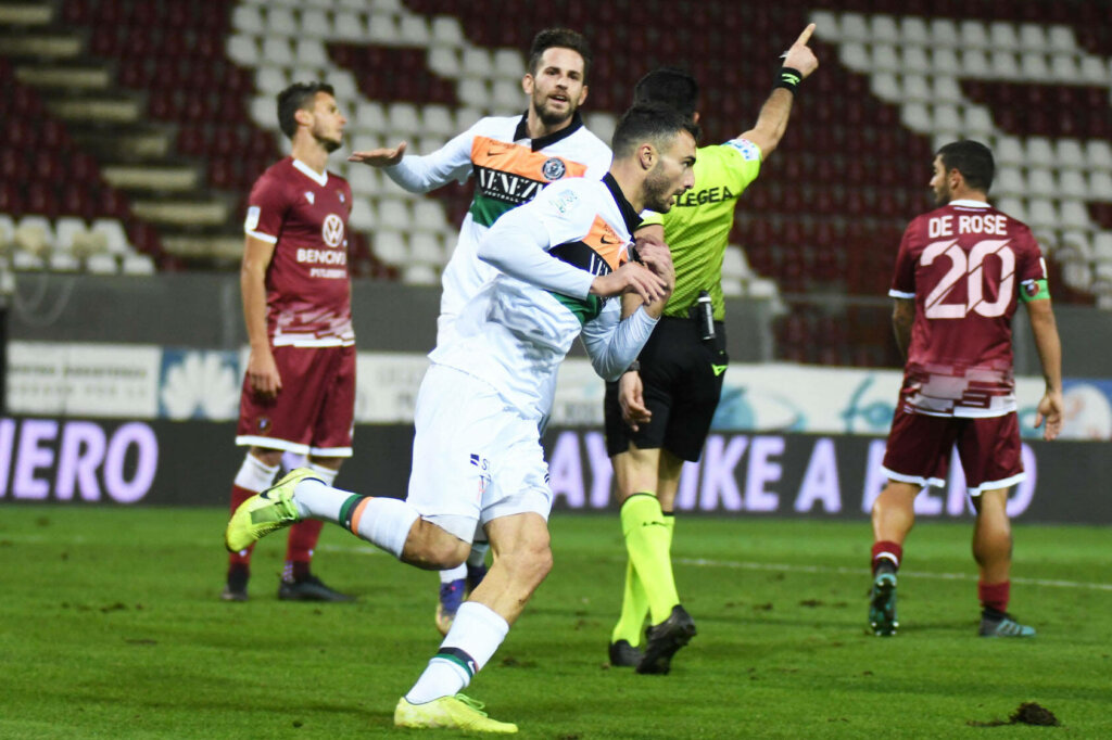 Serie B: Bocalon regala 3 punti al Venezia a Reggio Calabria