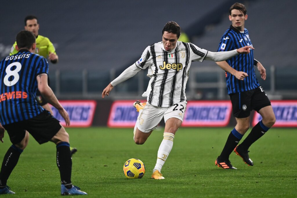 Juventus, Chiesa esce dal campo per infortunio