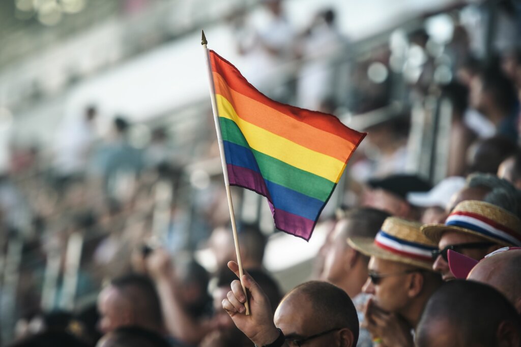 Qatar 2022: sarà consentita l’esposizione delle bandiere LGBTQ