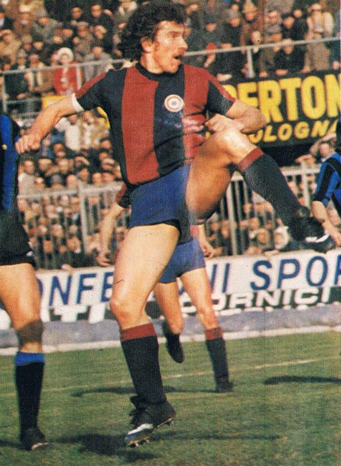 Beppe Savoldi con la maglia del Bologna