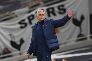 José Mourinho oggi, sulla panchina del Tottenham