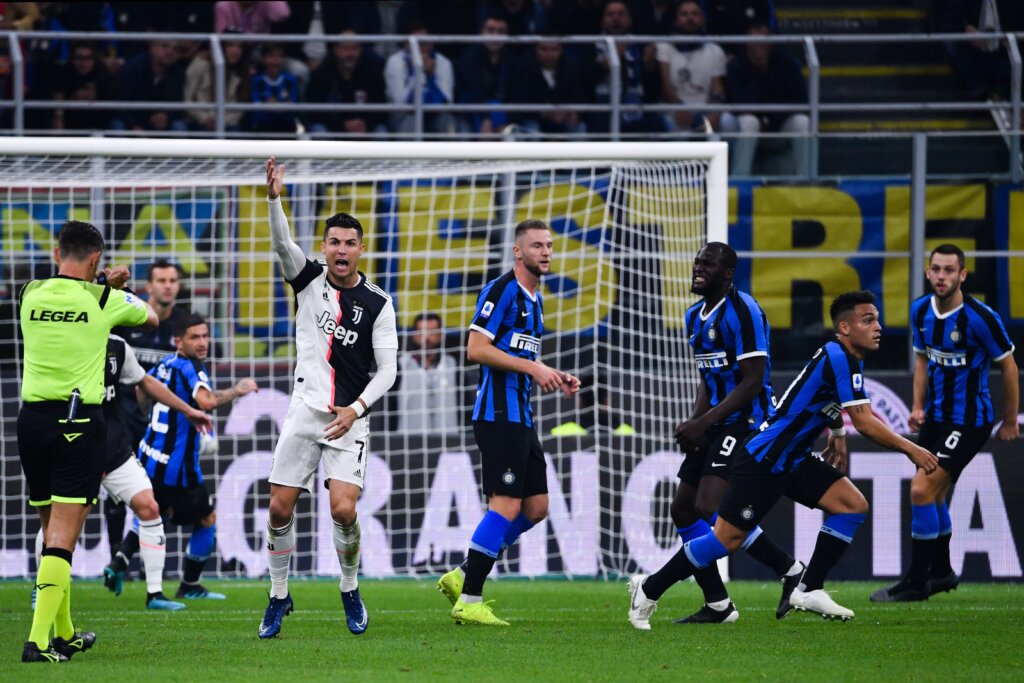 Inter-Juventus, a San Siro lotta al vertice tra Conte e Pirlo