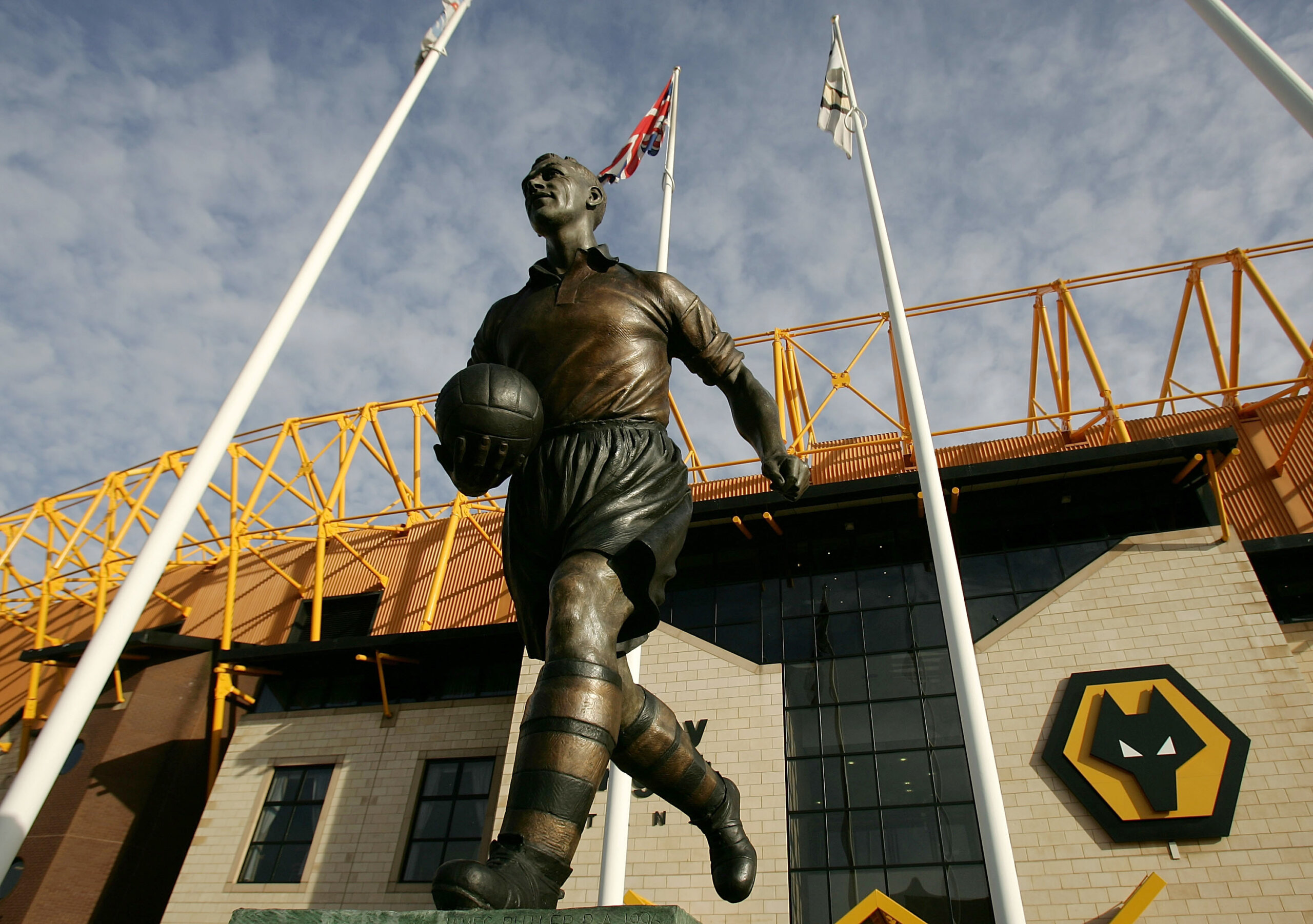 La statua che celebra Billy Wright all'esterno del Molineux