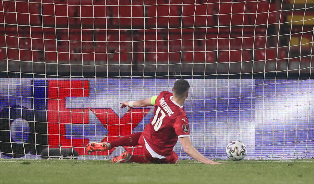 Gol fantasma in Serbia-Portogallo: Ronaldo si infuria e lancia la fascia