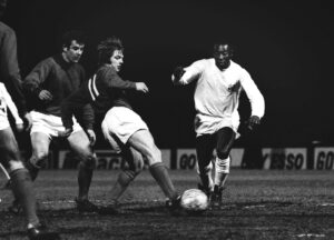 Pelé in azione contro il Fulham nell'amichevole del 12 marzo 1973