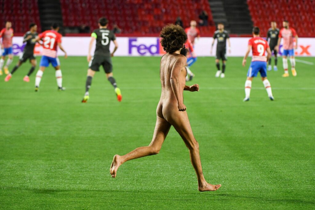 Olmo Garcia, nudo in campo per la pace e l’ambiente