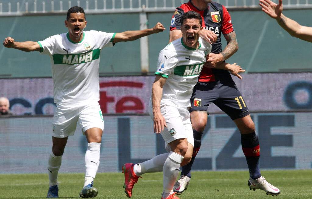 Genoa-Sassuolo 1-2, Raspadori e Berardi alimentano il sogno Europa