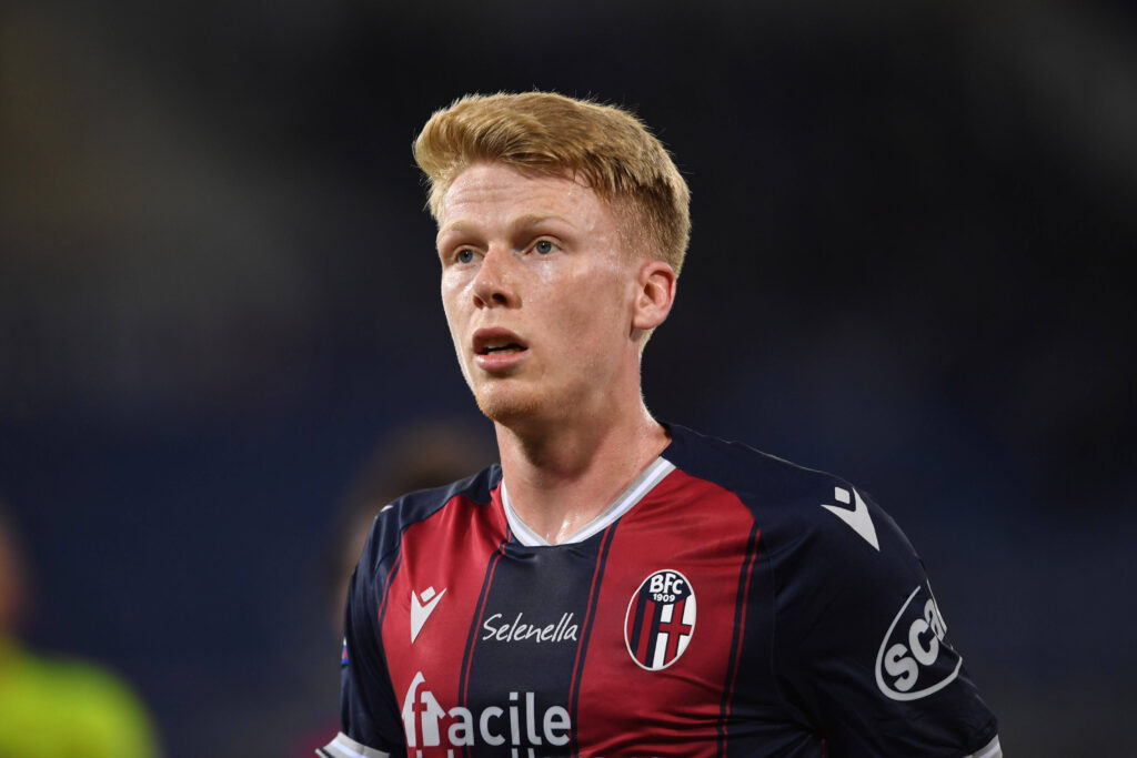 Milan, spunta Schouten a centrocampo: contatti avviati con il Bologna