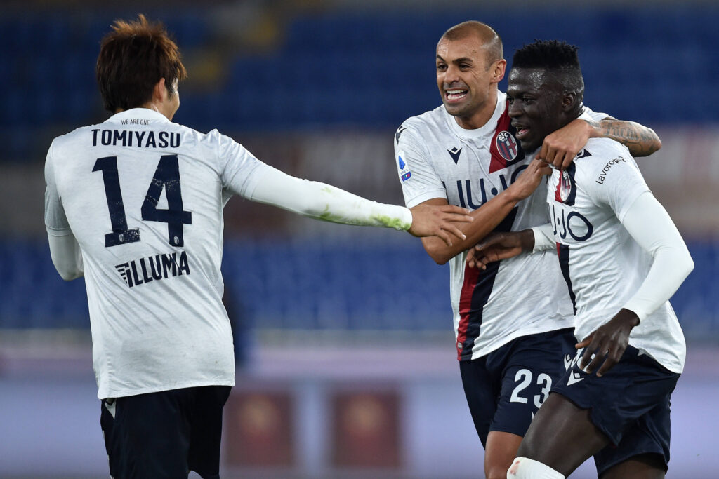 Atalanta, possibile scambio con il Bologna: Barrow per Tomiyasu
