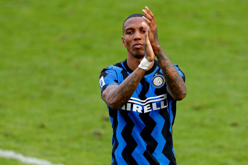 Aston Villa, ufficiale l’arrivo di Young dall’Inter