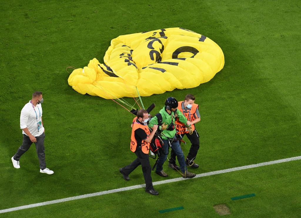 Euro2020, Greenpeace si scusa per il paracadutista che ora rischia grosso