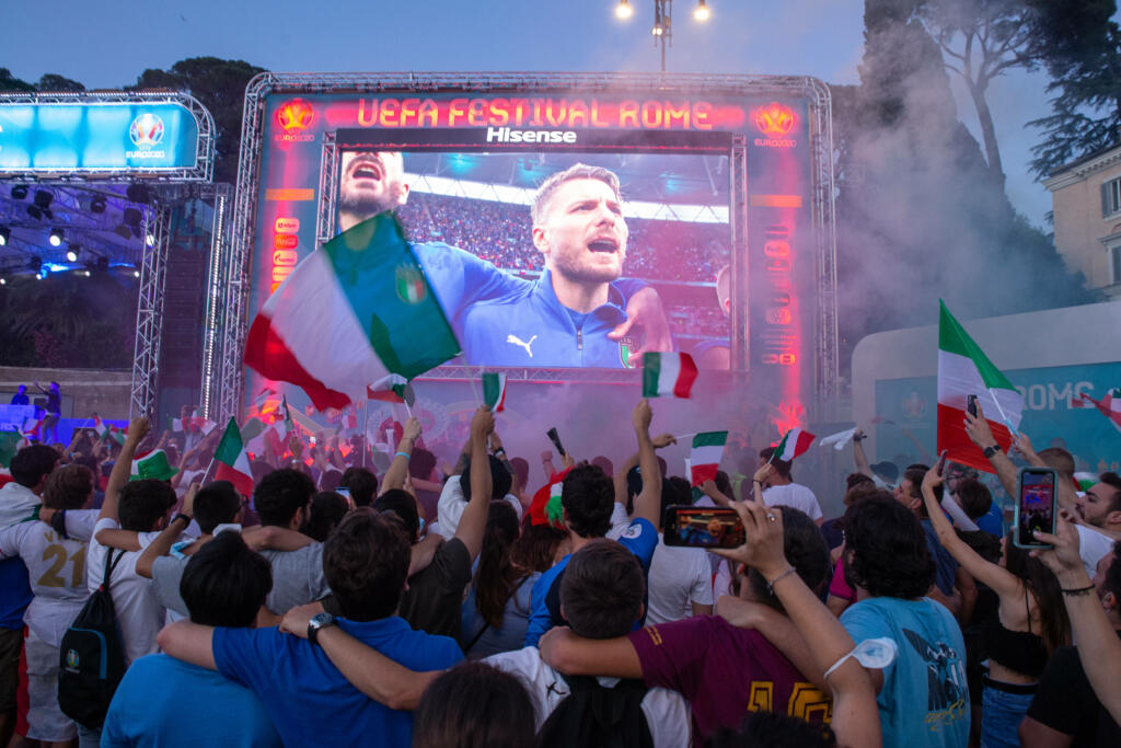 No ai maxischermi in tante città, solo in 2500 a Piazza del Popolo per la Finale