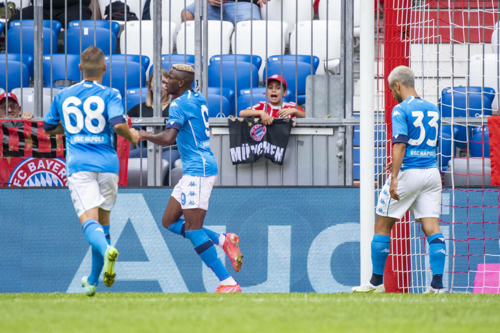 Uno strepitoso Osimhen trascina un Napoli stellare: 0-3 contro il Bayern