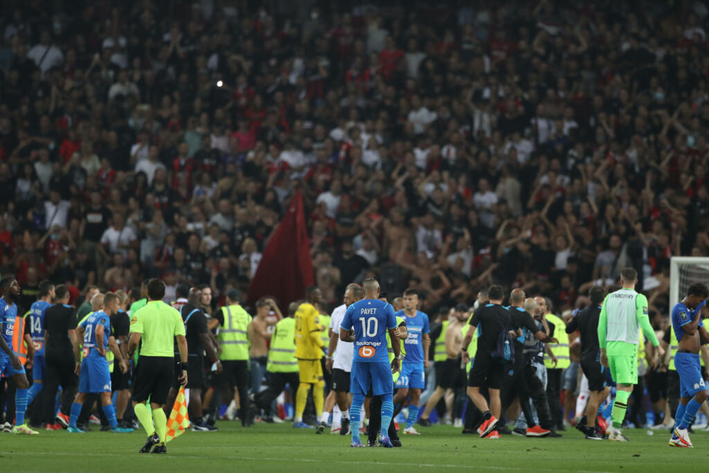 Nizza-Marsiglia, rissa e invasione di campo: l’OM abbandona la partita