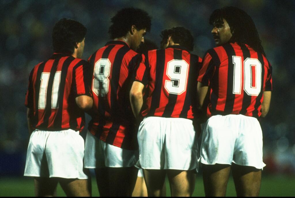 Il 9 ottobre 1988 due importanti cambiamenti in serie A: fu introdotta la tesserabilità di 3 stranieri e il format tornava a 18 squadre.