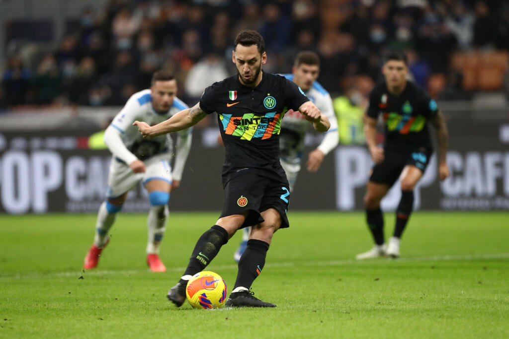 Inter, Calhanoglu: “Non molliamo mai. Rigori? Ho fiducia, so calciarli bene”