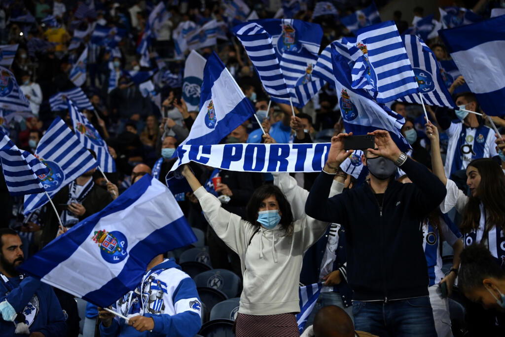 Milan-Porto, lancio di fumogeni e petardi: DASPO per due portoghesi