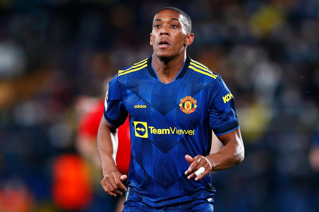 Barcellona, il ds Alemany osserva un giocatore del Manchester United