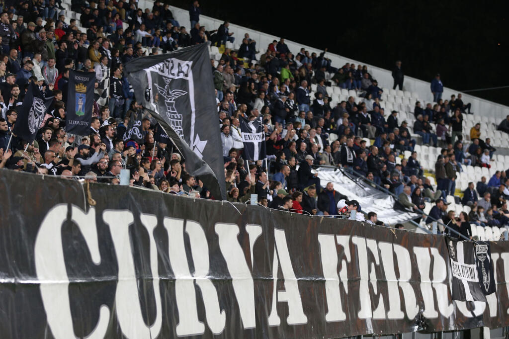 Spezia, tifosi in contestazione e giocatori ancora dentro allo stadio