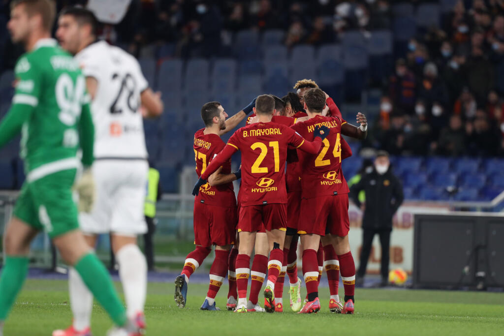 Roma-Spezia 2-0, i giallorossi usano la testa: Smalling e Ibanez mandano ko i liguri