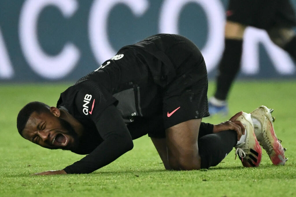 PSG, infortunio per Wijnaldum. Sarà out almeno tre settimane
