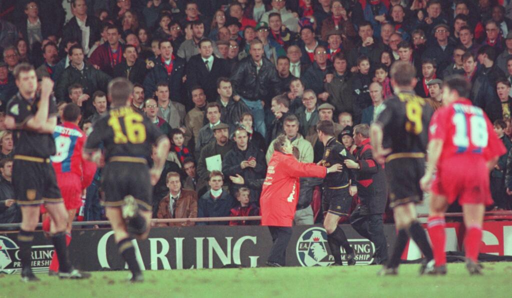 Accadde Oggi: il celebre calcio di Cantona al tifoso avversario