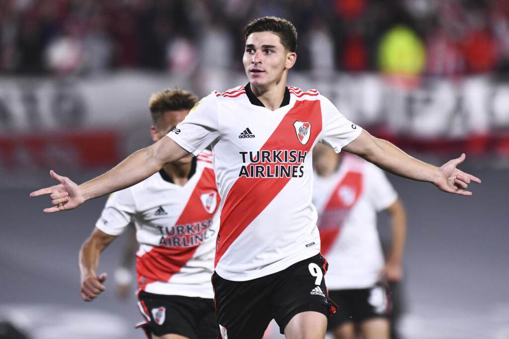 Inter, duello di mercato: anche il Milan su Julian Alvarez