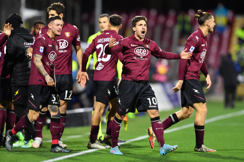 Salernitana-Spezia 2-2 al 45′: doppio Verdi su punizione e due rigori