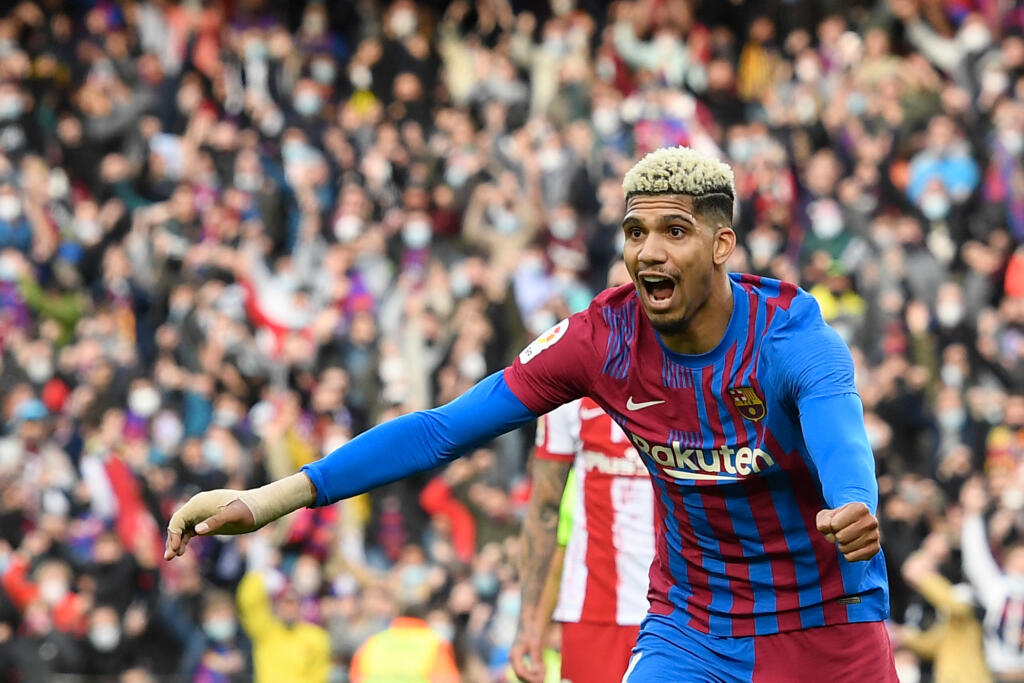 Barcellona, è ufficiale il rinnovo di Araujo fino al 2026. Clausola monstre
