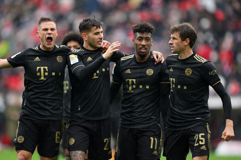 Bayern caos, vince ma gioca in 12 nel finale. Possibile KO a tavolino