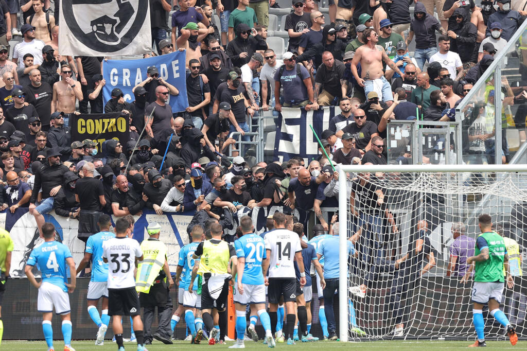 Spezia-Napoli, partita sospesa per scontri e poi ripresa