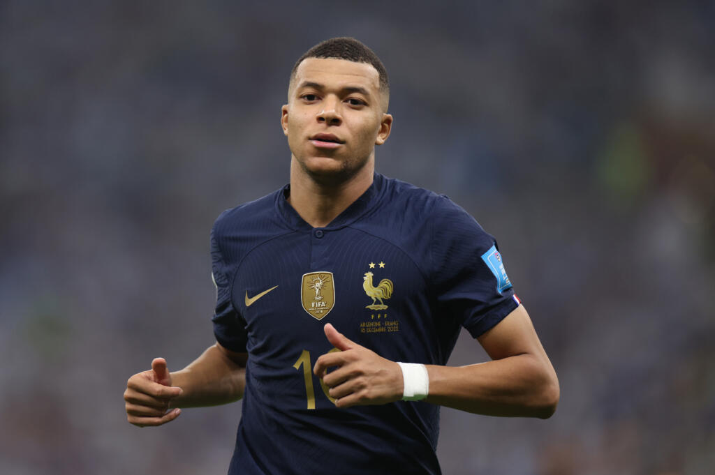 FIFA Player Award, i tre finalisti: sarà sfida tra Benzema, Messi e Mbappé