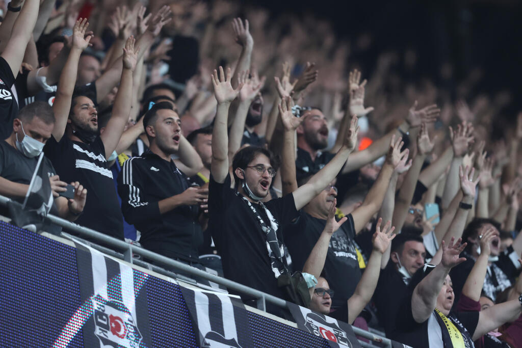Besiktas-Antalyaspor, l’arbitro ferma la gara: il motivo è da brividi – VIDEO
