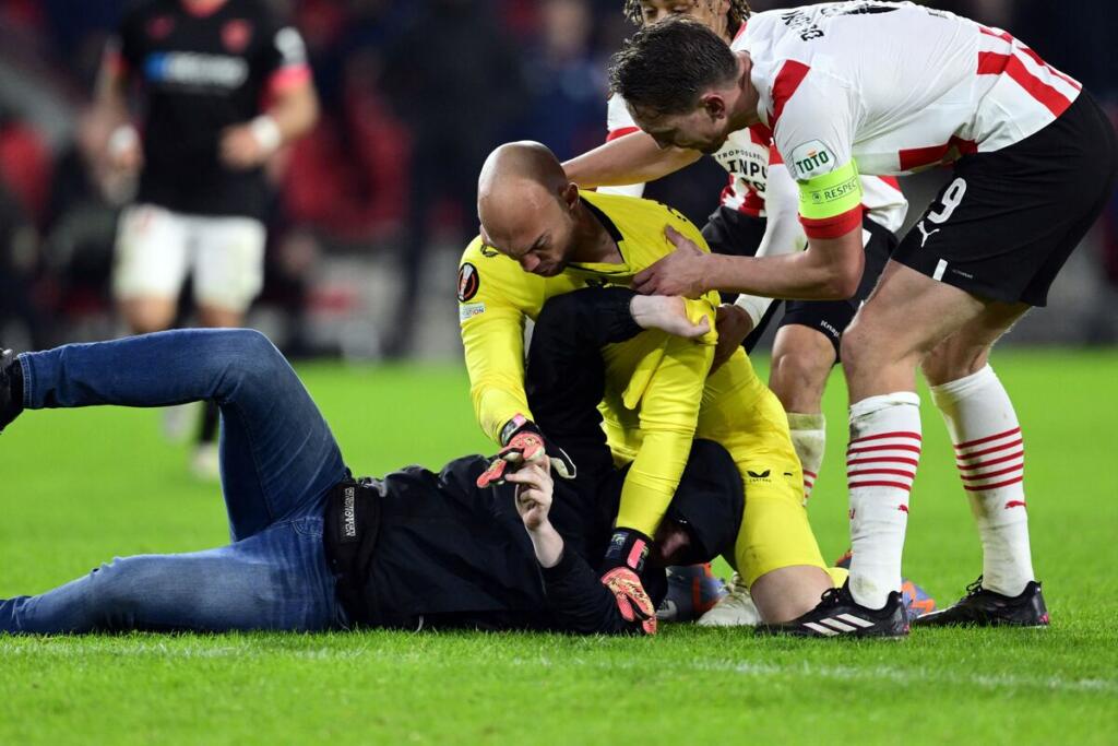 Follia in PSV-Siviglia: Dmitrovic aggredito e polizia in campo