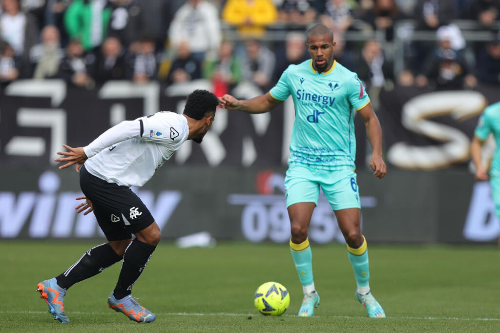 Spezia-Verona 0-0, il primo tempo: meglio i veneti, ma Ngonge va KO