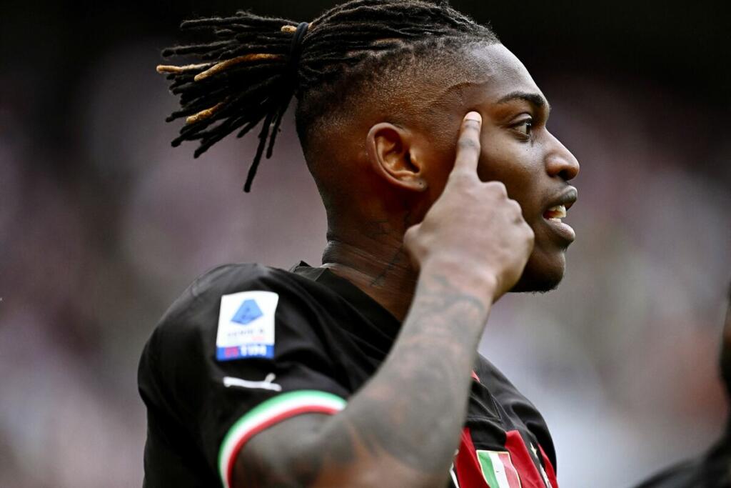 Milan-Lecce, Leao trafigge Falcone di testa 💥 – VIDEO