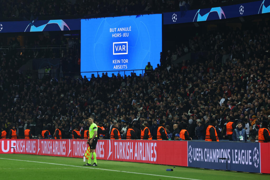 Caos PSG-Lens, no VAR e una sola telecamera: ecco i motivi
