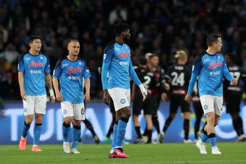 Napoli, il club “risponde” ai tifosi: bandiere e striscioni non sono vietati