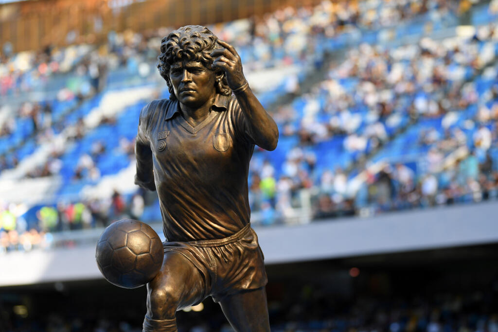 statua maradona napoli