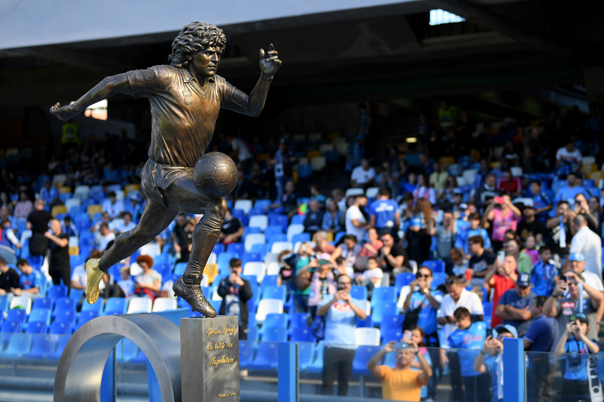 statua maradona napoli