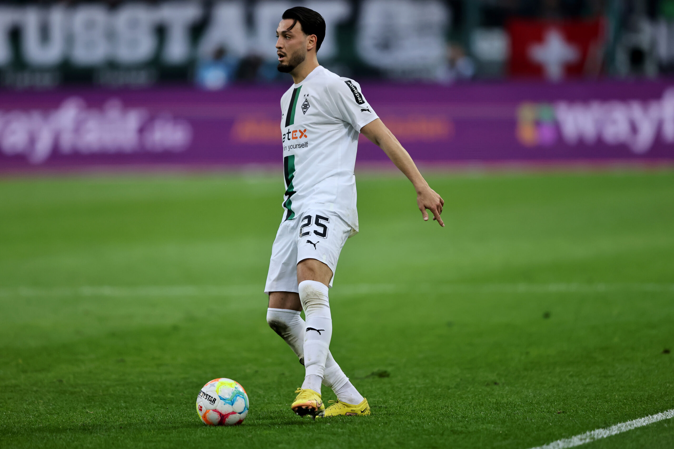 Borussia Dortmund Bensebaini