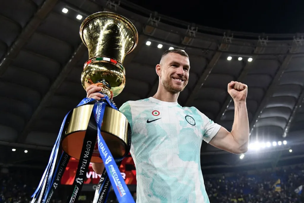 Dzeko a Istanbul: il presente e il futuro dell'attaccante bosniaco - (Photo by MIGUEL MEDINA/AFP via Getty Images) - calcioinpillole.com