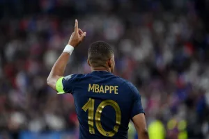 Mbappé cessione valzer di punte Vlahovic Osimhen Lukaku