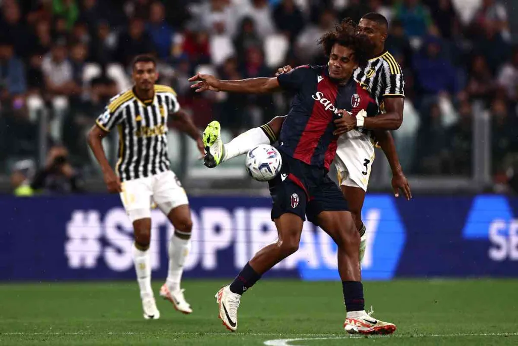 Juventus-Bologna, rigore negato ai rossoblu: il fallo è netto, cosa è successo